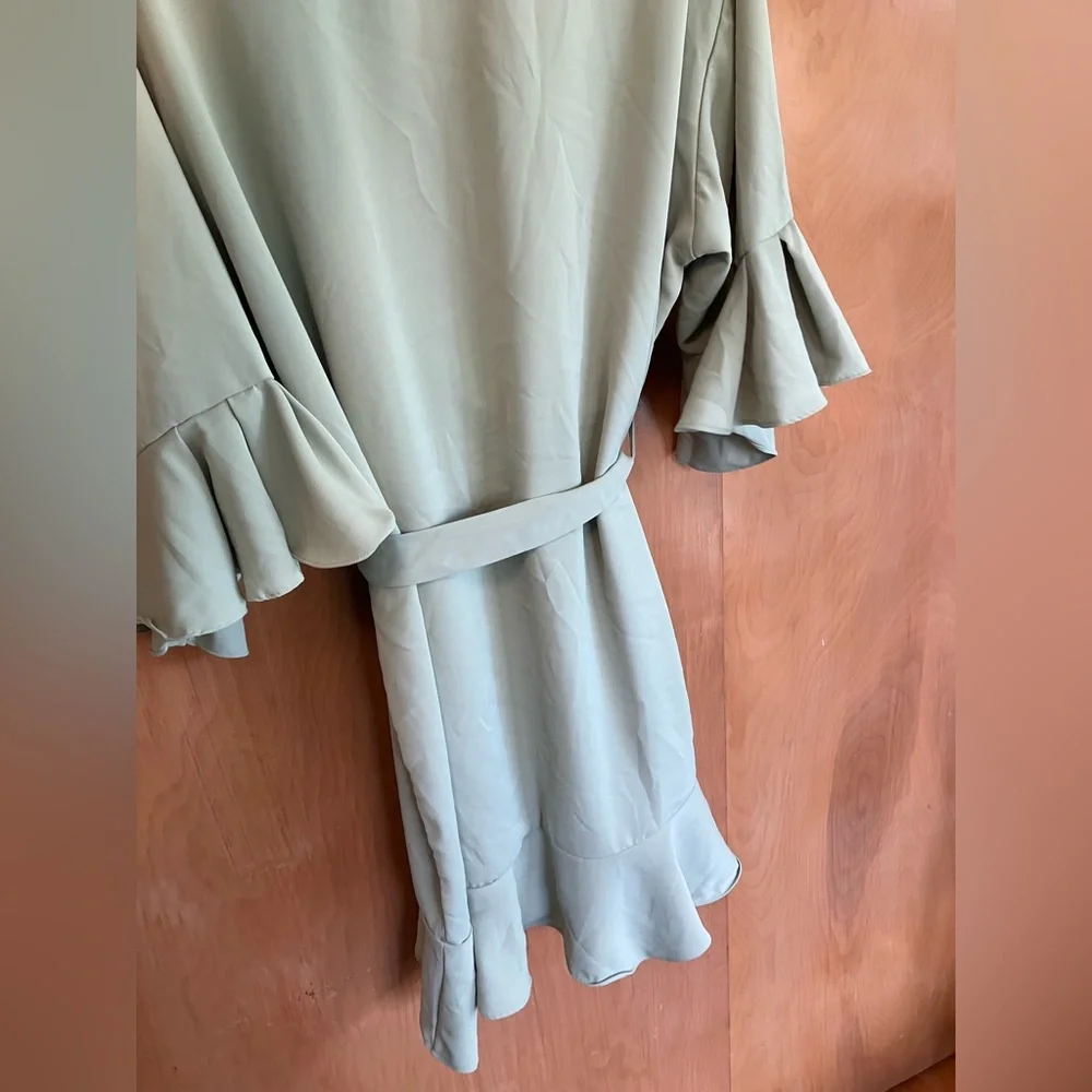 Green Getting Ready Robe - Picture 3 of 4